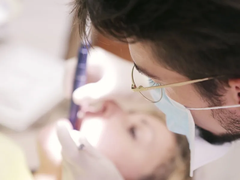 Profesional odontológico realizando un procedimiento de cuidado dental